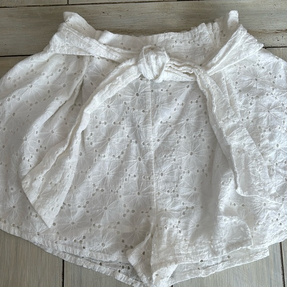 MINKPINK Revolve White Eyelet Shorts Small - Picture 3 of 10